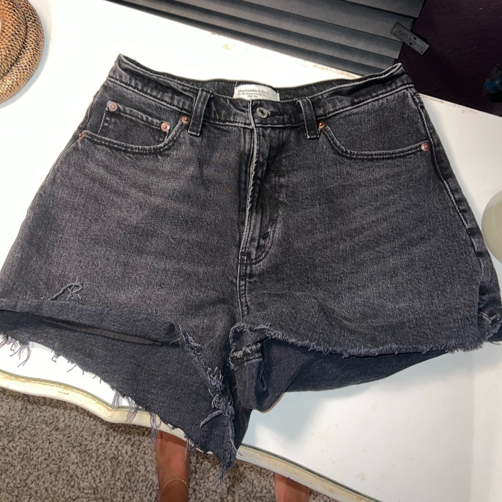 Abercrombie 90s Relaxed High Rise Cut Offs